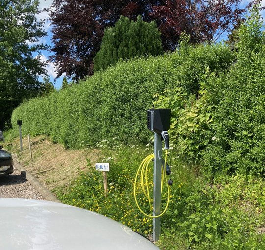 Easee ladebokse på stander med kabel hængende, front