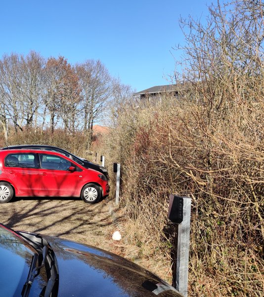 Easee ladeboks sat på stander af stål og i lav højde, side