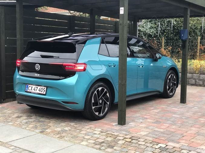 VW ID3 med Easee ladeboks i grå monteret på carport ledningsfri, front