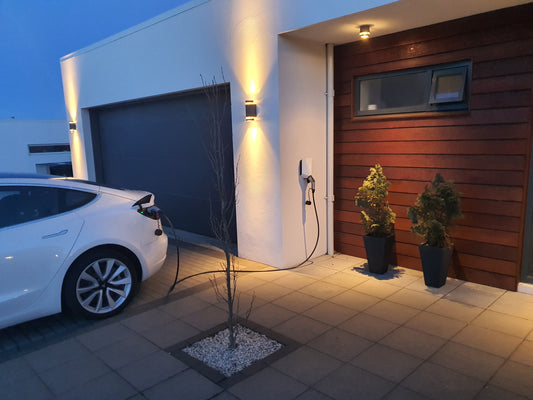 Tesla oplader på Easee ladeboks om aftenen