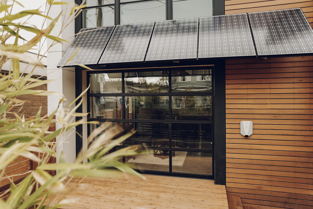 Easee ladeboks monteret på hus med solceller, front