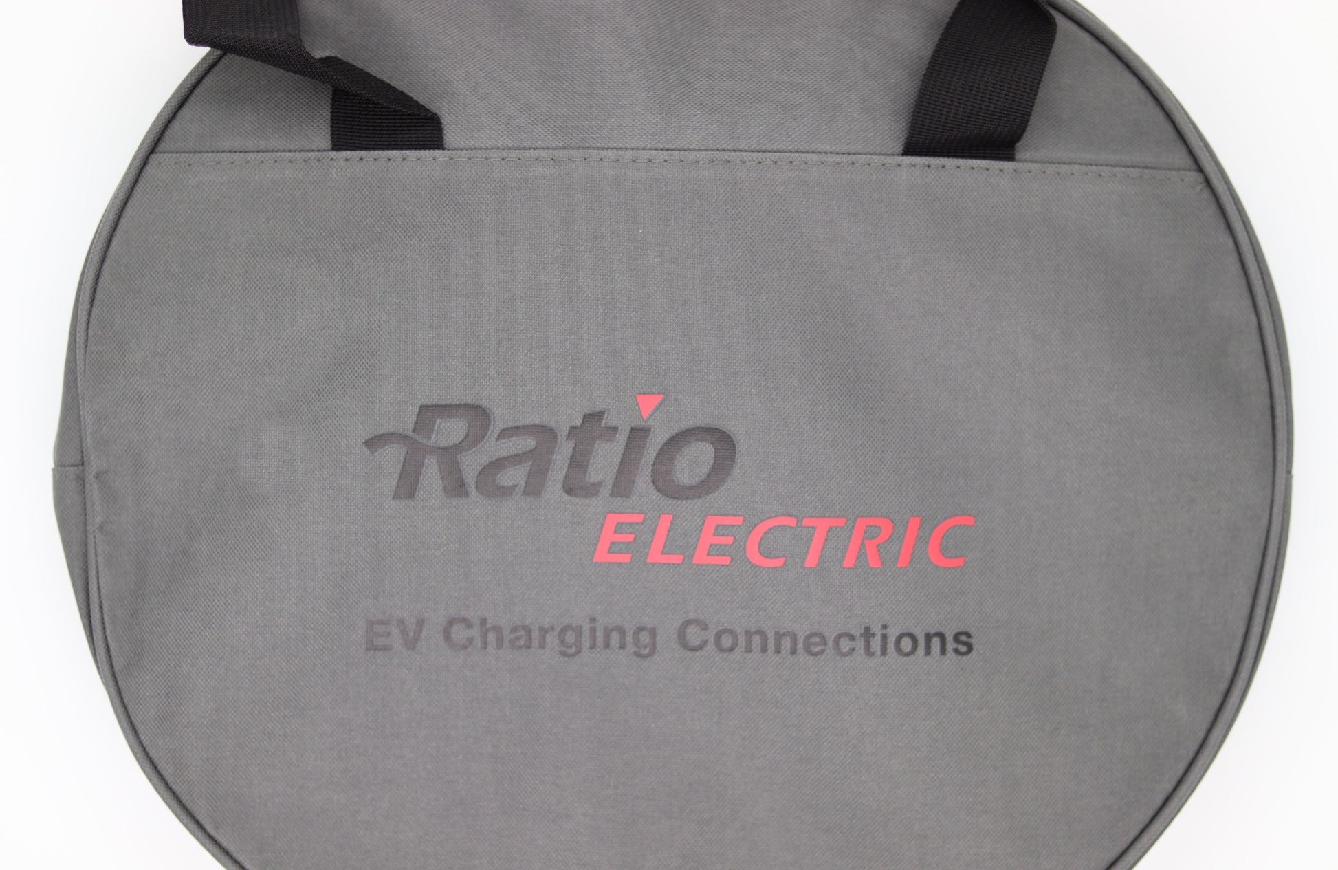 Ratio kabeltaske i grå fokus på logo