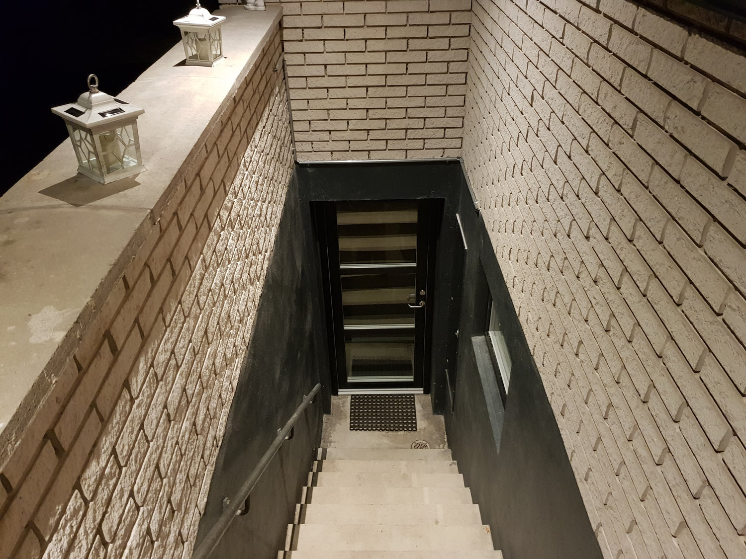 Ledningsfri installation i trappe opgang til Easee ladeboks, front